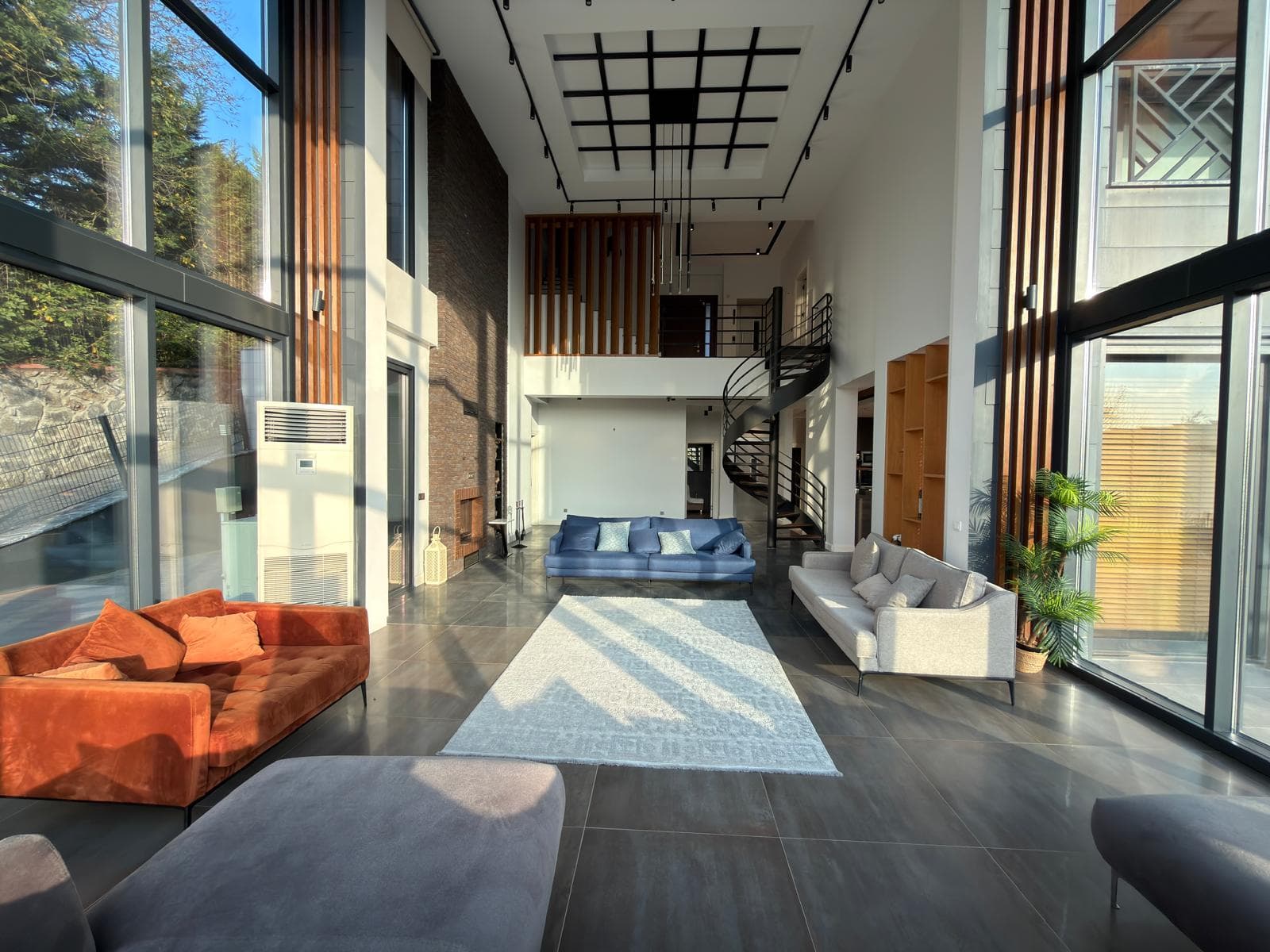 ÇEKMEKÖY REŞADİYE’DE SATILIK ÖZEL TASARIM VİLLA  Reşadiye Köyü’nün doğayla iç içe ve huzurlu konumunda, 1.000 m² arsa üzerinde iskanlı olarak inşa edilmiş lüks villamız satışa sunulmuştur. - Görsel 2