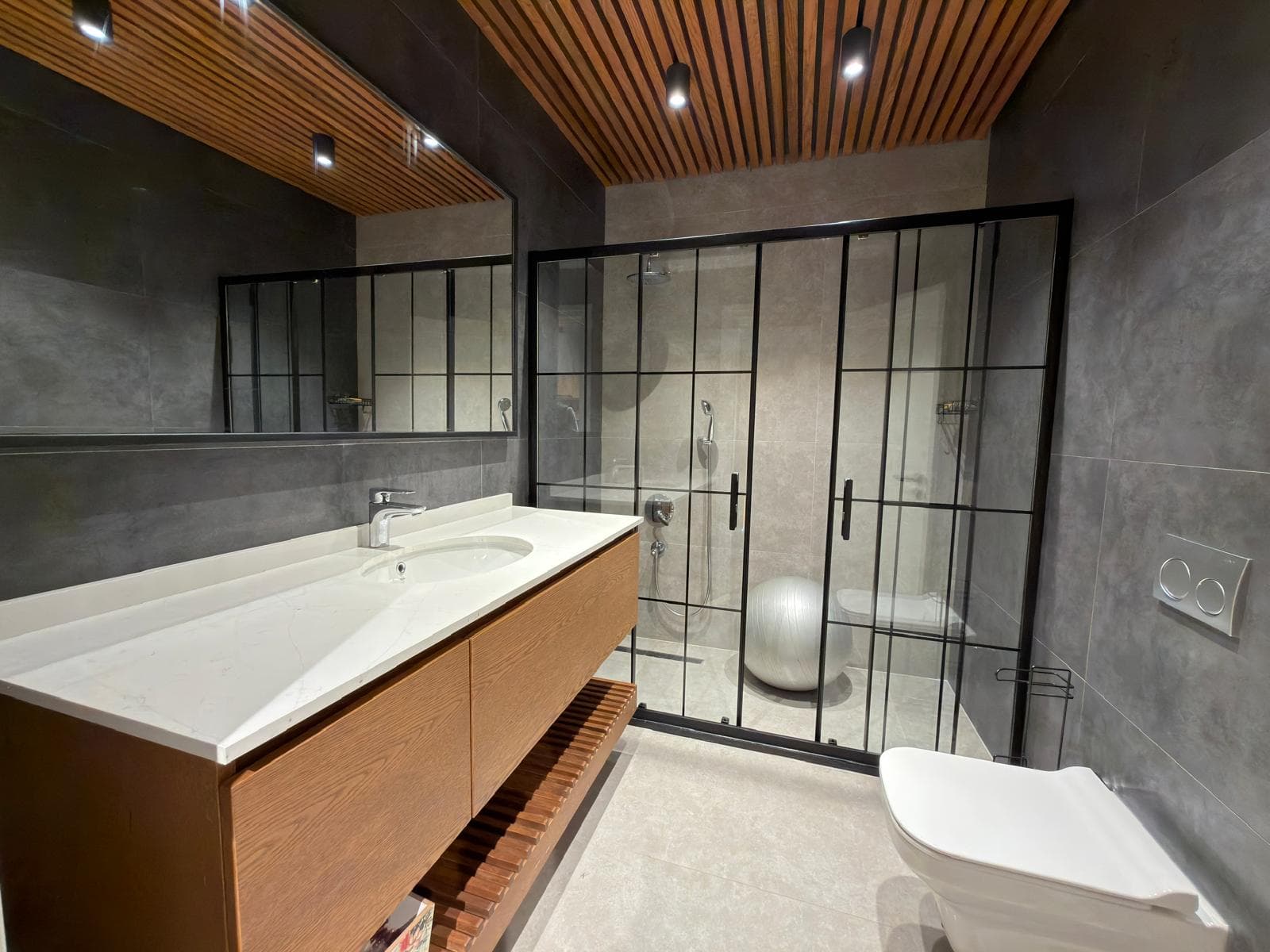 ÇEKMEKÖY REŞADİYE’DE SATILIK ÖZEL TASARIM VİLLA  Reşadiye Köyü’nün doğayla iç içe ve huzurlu konumunda, 1.000 m² arsa üzerinde iskanlı olarak inşa edilmiş lüks villamız satışa sunulmuştur. - Görsel 5