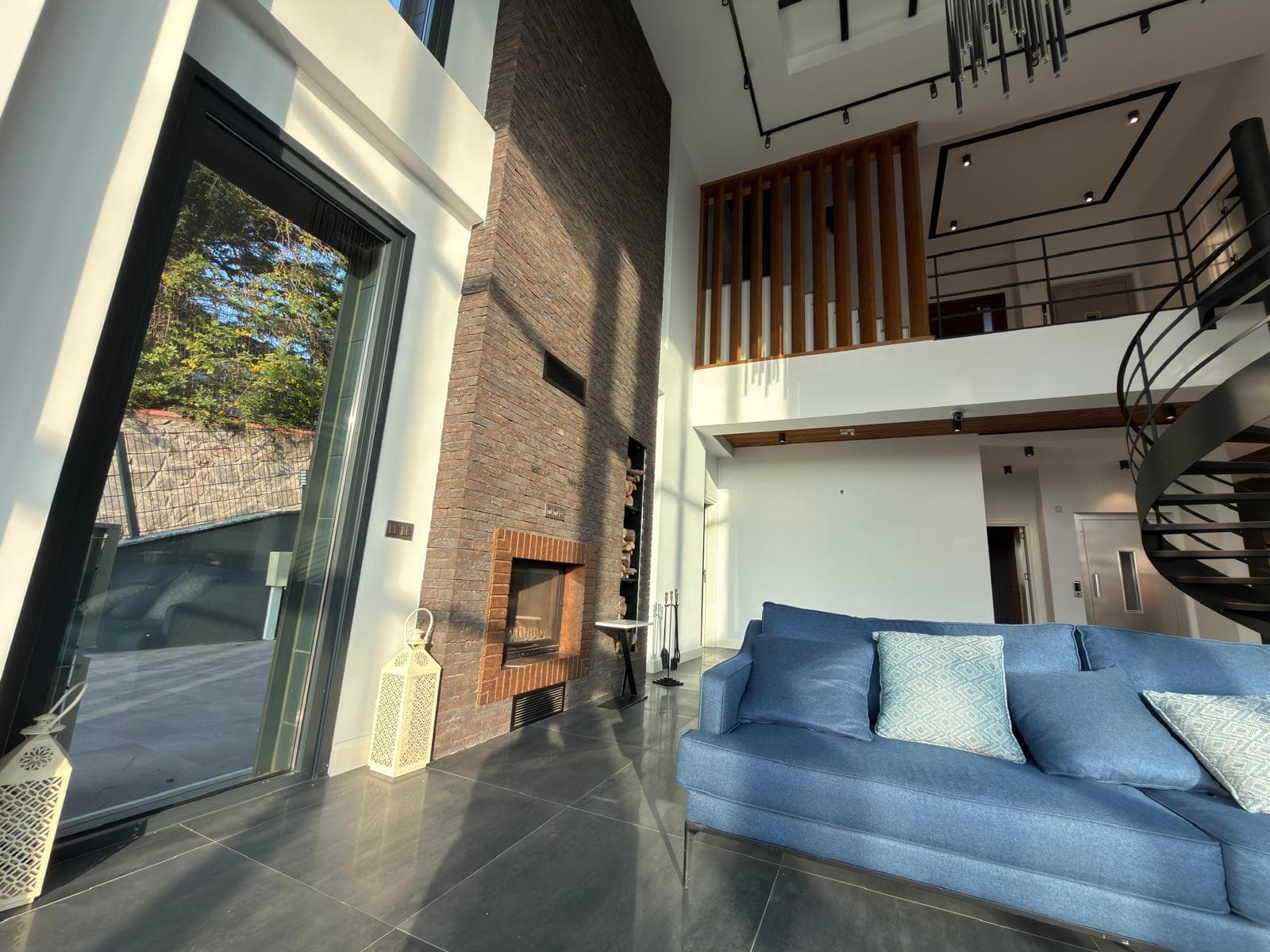 ÇEKMEKÖY REŞADİYE’DE SATILIK ÖZEL TASARIM VİLLA  Reşadiye Köyü’nün doğayla iç içe ve huzurlu konumunda, 1.000 m² arsa üzerinde iskanlı olarak inşa edilmiş lüks villamız satışa sunulmuştur. - Görsel 7