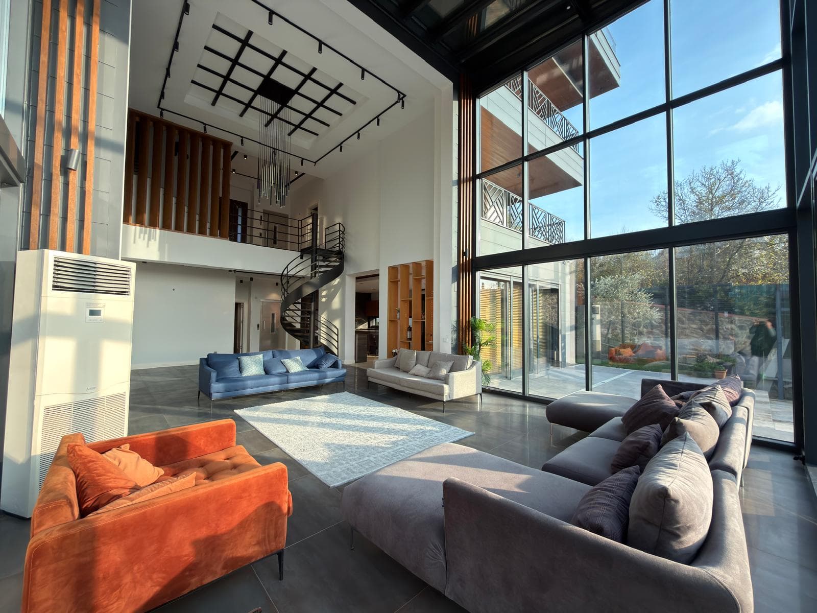 ÇEKMEKÖY REŞADİYE’DE SATILIK ÖZEL TASARIM VİLLA  Reşadiye Köyü’nün doğayla iç içe ve huzurlu konumunda, 1.000 m² arsa üzerinde iskanlı olarak inşa edilmiş lüks villamız satışa sunulmuştur. - Görsel 8