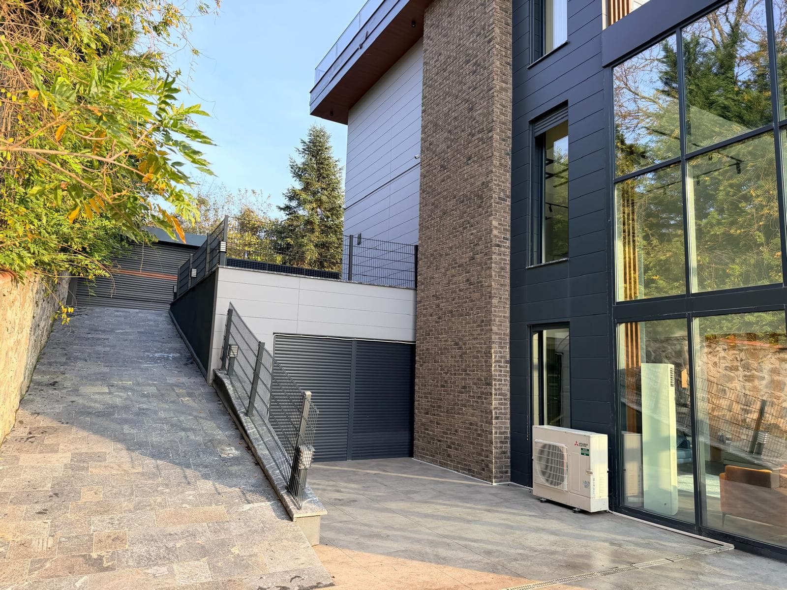 ÇEKMEKÖY REŞADİYE’DE SATILIK ÖZEL TASARIM VİLLA  Reşadiye Köyü’nün doğayla iç içe ve huzurlu konumunda, 1.000 m² arsa üzerinde iskanlı olarak inşa edilmiş lüks villamız satışa sunulmuştur. - Görsel 12