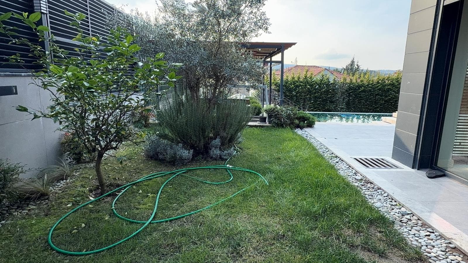 ÇEKMEKÖY REŞADİYE’DE SATILIK ÖZEL TASARIM VİLLA  Reşadiye Köyü’nün doğayla iç içe ve huzurlu konumunda, 1.000 m² arsa üzerinde iskanlı olarak inşa edilmiş lüks villamız satışa sunulmuştur. - Görsel 20