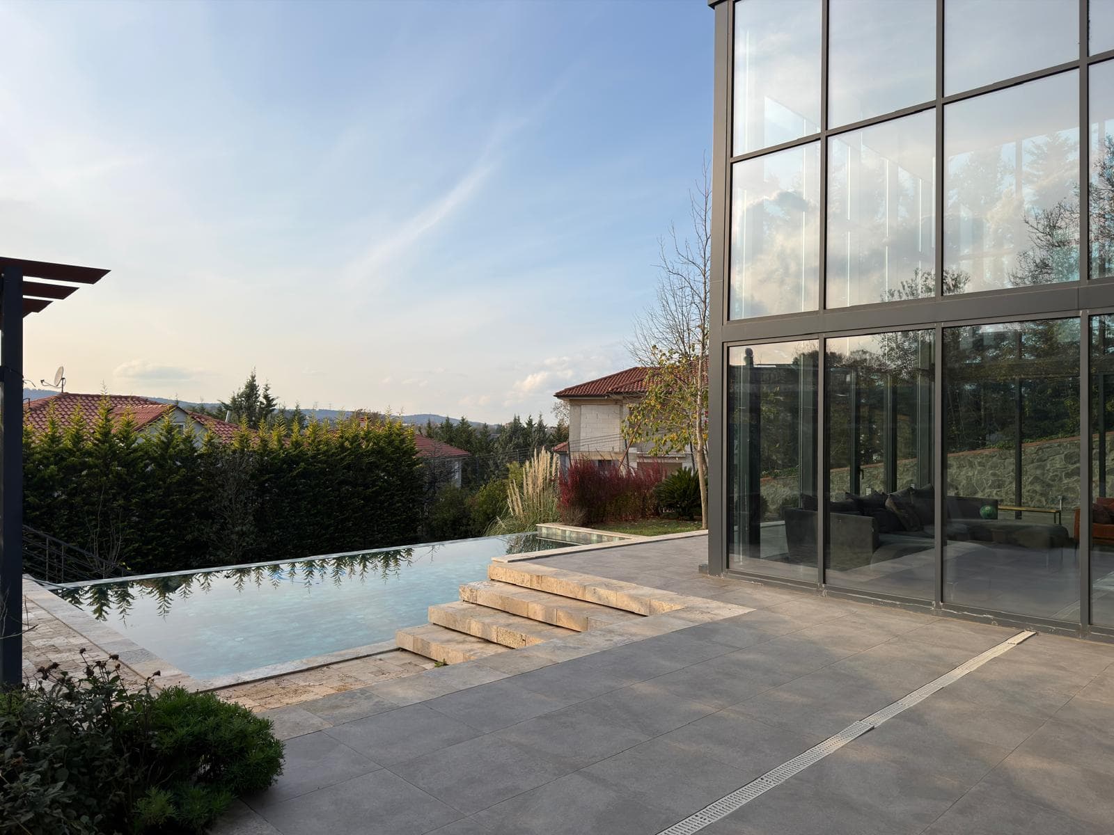 ÇEKMEKÖY REŞADİYE’DE SATILIK ÖZEL TASARIM VİLLA  Reşadiye Köyü’nün doğayla iç içe ve huzurlu konumunda, 1.000 m² arsa üzerinde iskanlı olarak inşa edilmiş lüks villamız satışa sunulmuştur. - Görsel 22